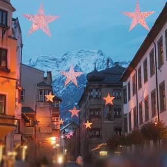 Adventlich beleuchtete Schulgasse in Hall in Tirol