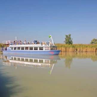 Ausflugsschiff bei Illmitz
